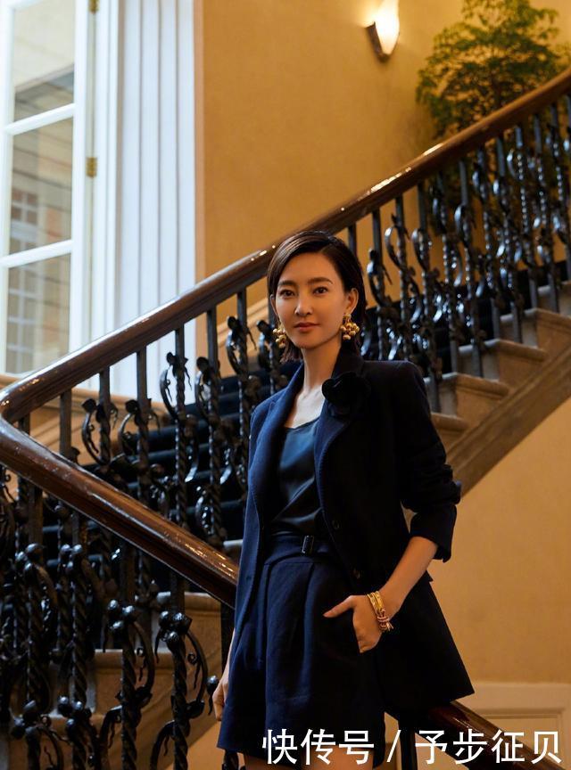 王丽坤:王丽坤终于换造型了,真丝配西装帅气又高贵,但耳饰也太大了吧