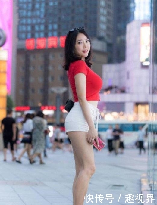 展现出|时尚美女街拍:青春洋溢的美女,展现出不俗的品位!
