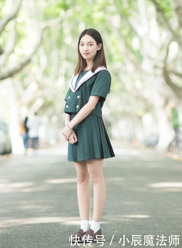 体现:路人街拍,靓女选择短裙把她的双腿曲线体现出来,看着很养眼