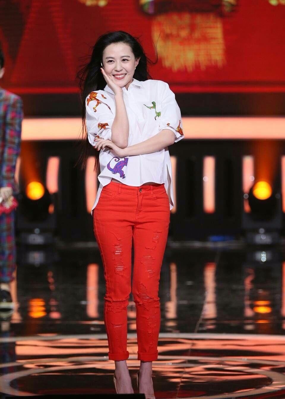 李金铭总算开窍了，走可爱风比超模还美!网友:可算记住了你名字