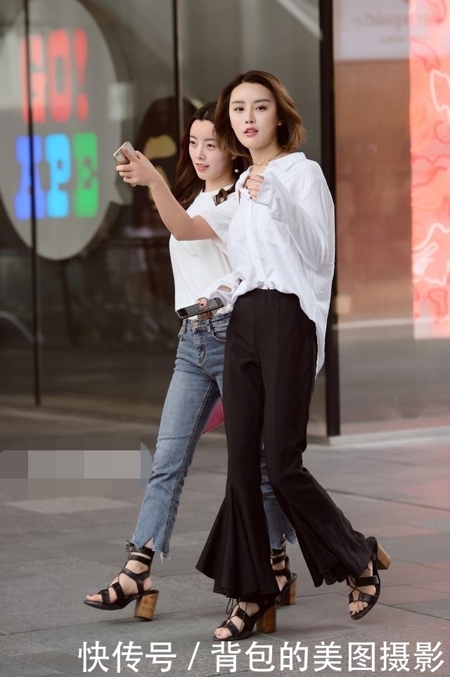 时尚又有弹性的打底裤，让小姐姐更加的高挑动人