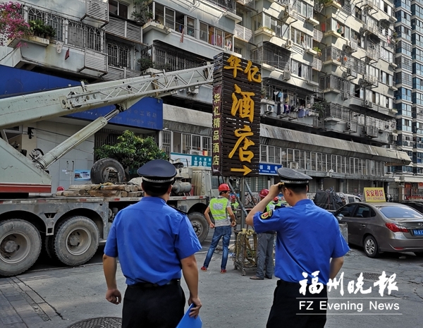 台风将至 市城管制定应急预案拆除违规广告牌