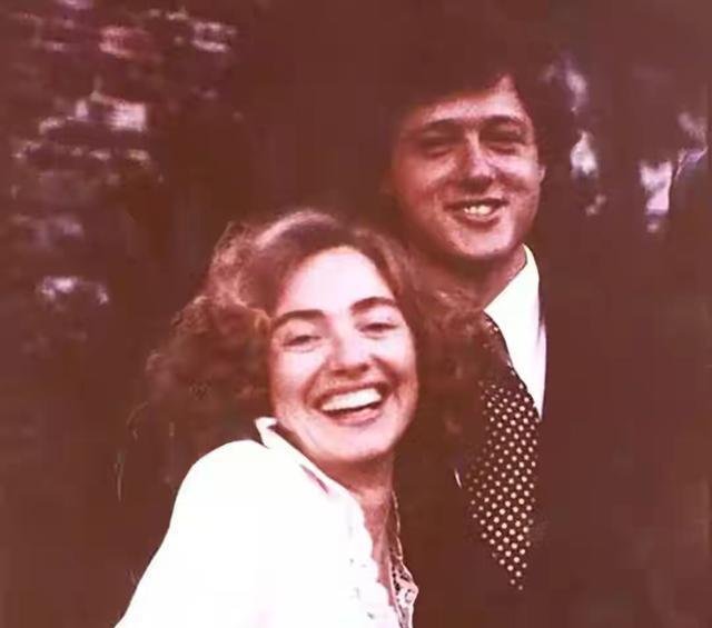 『照曝光』克林顿44年前结婚照曝光!一头卷发真洋气,为娶希拉里用了些小心机
