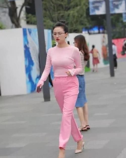  【气质】美女时尚街拍：面带微笑的美女，一条浅色的雪纺连衣裙，时尚女神气质迷人