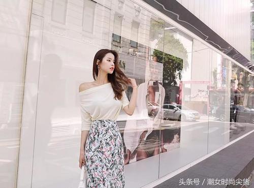 斜肩搭配包臀裙，不仅秀出了一双迷人的大长腿，还能修饰臀部线条