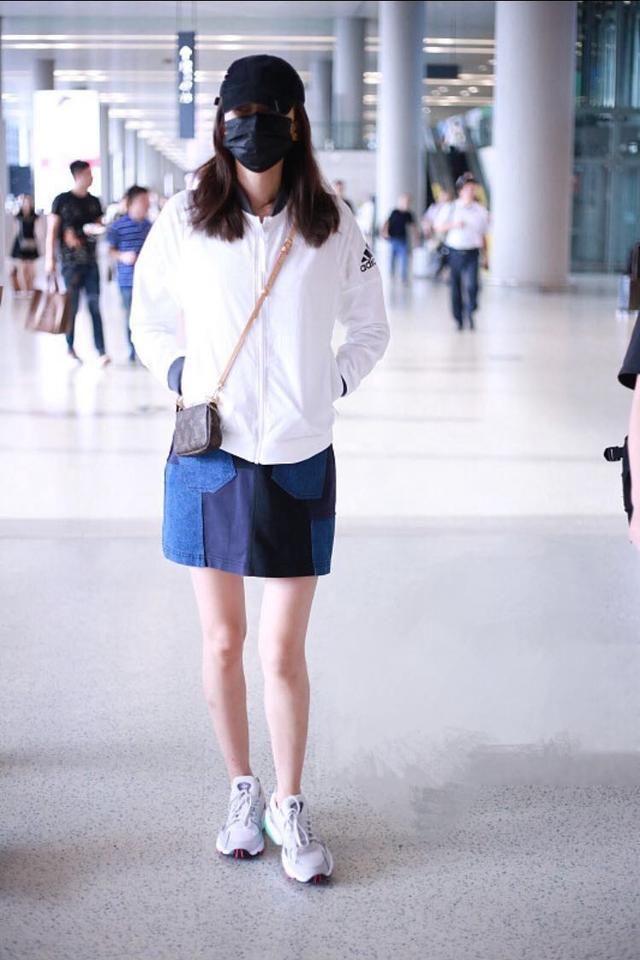 孙怡不仅撞脸李沁，这回还撞上了“补丁裙”，可气质一点儿不输！