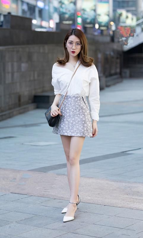 街拍，路人白色短裤搭配黑色紧身衣，时髦又显瘦，穿出了好身材!