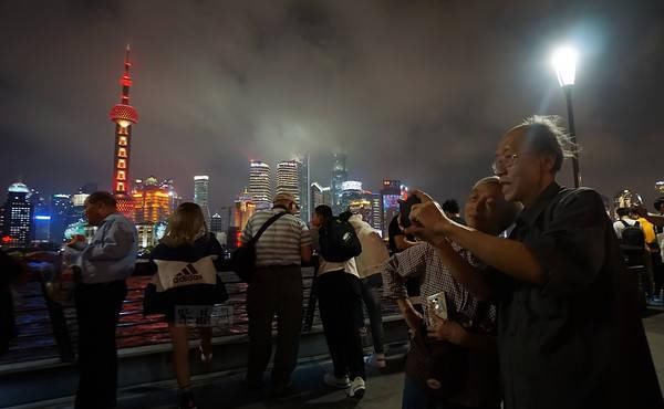 2个角度看上海国庆外滩灯光秀，一个收费，一个免费，你怎么选？