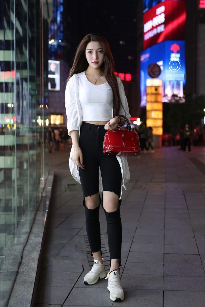 街拍:穿着清新简单出门的小姐姐,简简单单的穿衣,也是一种美!