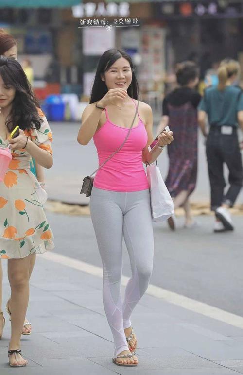路人街拍，吊带配紧身裤穿在小妹身上，时尚气质