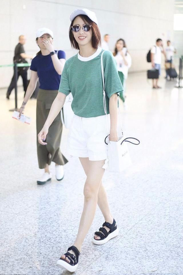 陈乔恩真大胆！穿的紧身的上衣还勒变形了 网友：隔着屏幕觉得疼