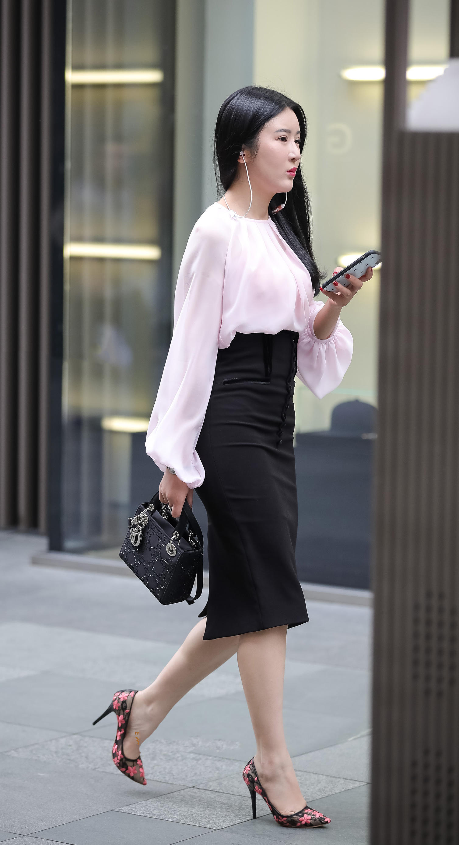 气质小姐姐半身裙裹出完美曲线，踩着高跟鞋扭捏的样子很有韵味