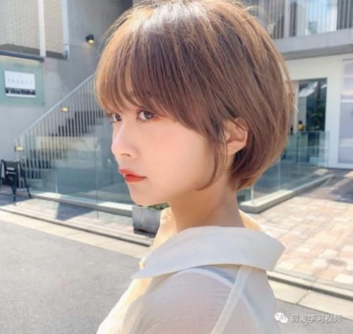  换季：夏季换季就该换发型