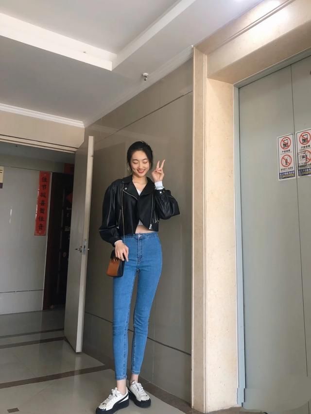  搭配蓝色高■相信我，这么穿，普通的牛仔裤也能穿出时髦感，秒变时髦精
