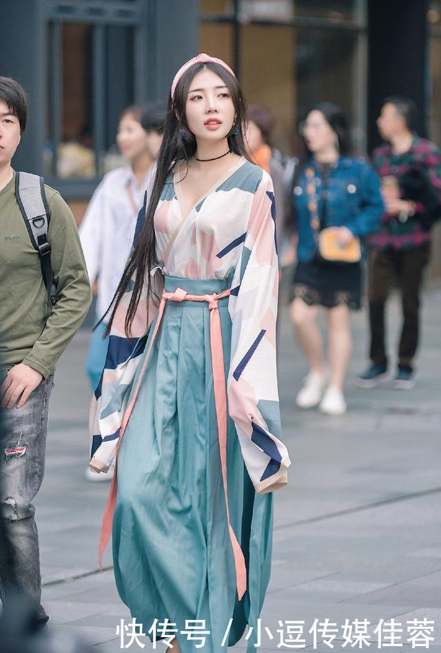 「小姐姐」浪漫优雅的印花元素,掌握搭配小原则,让你在不同风情中自由转换