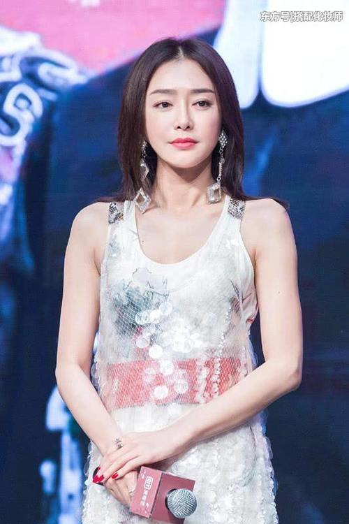 现实里的佘诗曼没有娘娘的气场，穿这衣服显老气，远不及秦岚！