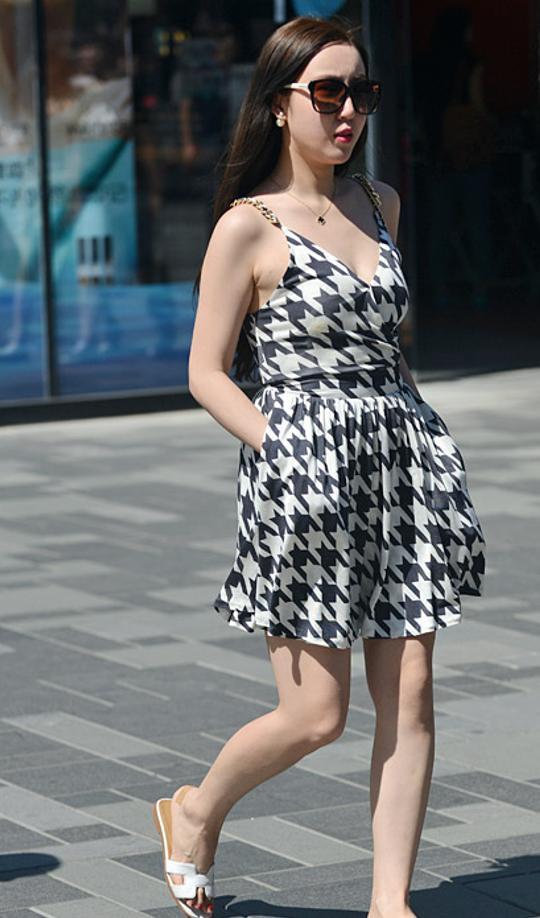 路人时尚，小姐姐身穿白色吊带连衣裙，干净又清爽