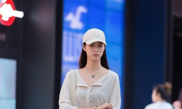 街拍：身材丰满有型的美女，气质可人，让人印象深刻