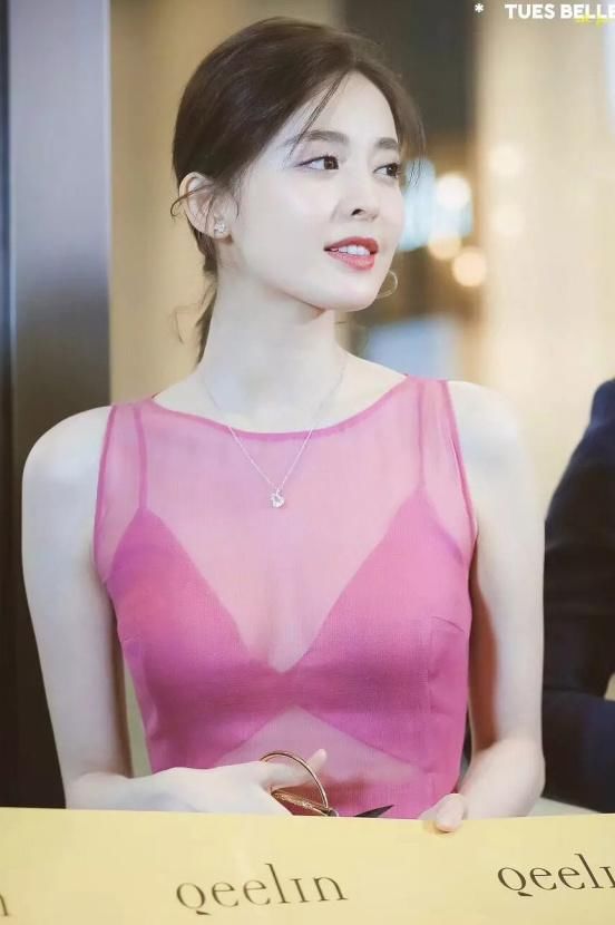 古力娜扎真厉害，身穿透视裙露事业线，网友：还敢再露一点吗