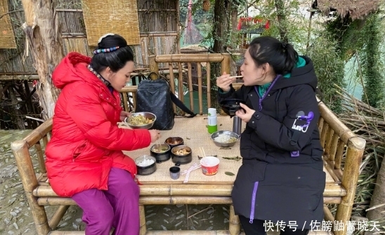  [坐在]刘晓庆近照曝光，67岁的她满头白发，坐在路边端着大盆吃饭！