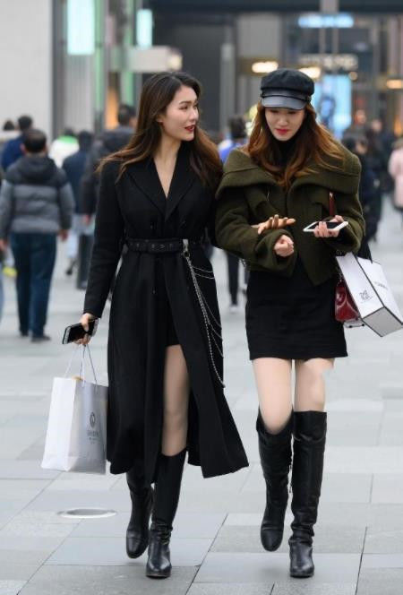 美丽大方|街拍:靓丽闺蜜,穿搭美丽大方,走在街头吸睛又养眼