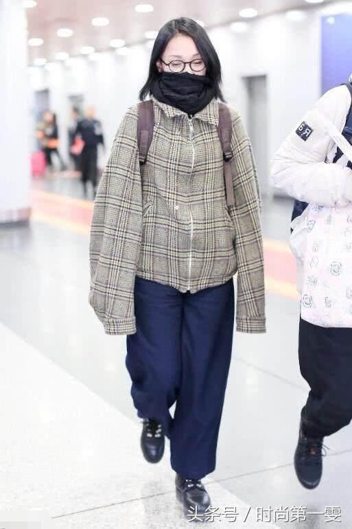 怎么土气怎么穿，43岁周迅现身机场丑出新高度！网友：大妈本人？