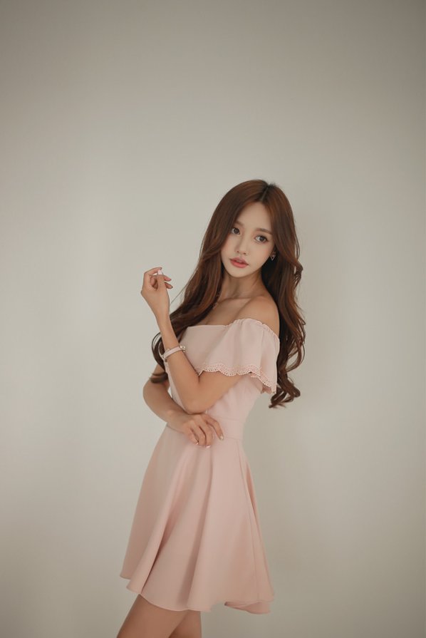 美女时尚穿搭:园艺刺绣边抹胸恬静曼妙洋裙