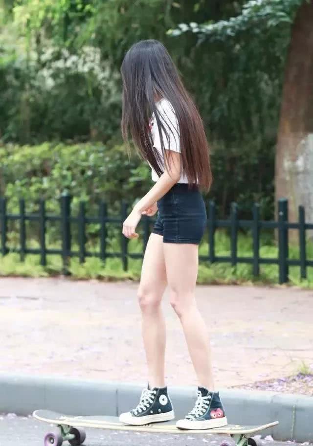 长发女神白色T恤搭配黑色超短裤，简洁大气的时尚穿搭让人羡慕