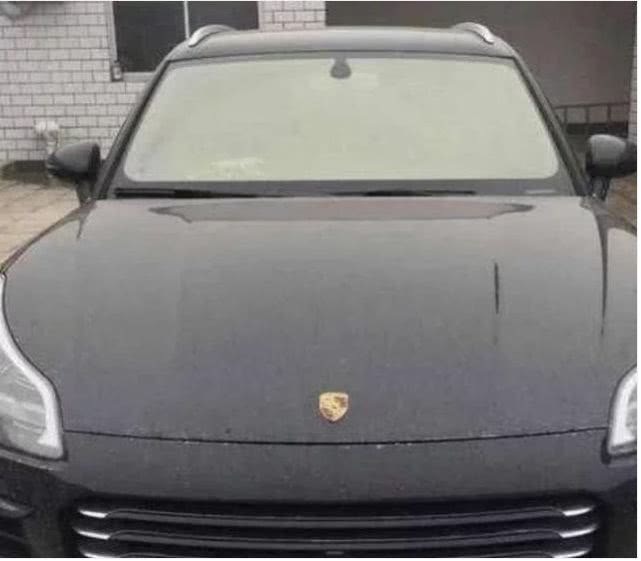 男子假扮富二代开假豪车，欺骗女大学生，但网友说：活该!