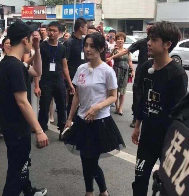 范冰冰终于卸下浓妆了！素颜现身街头获网友大赞：很少女！