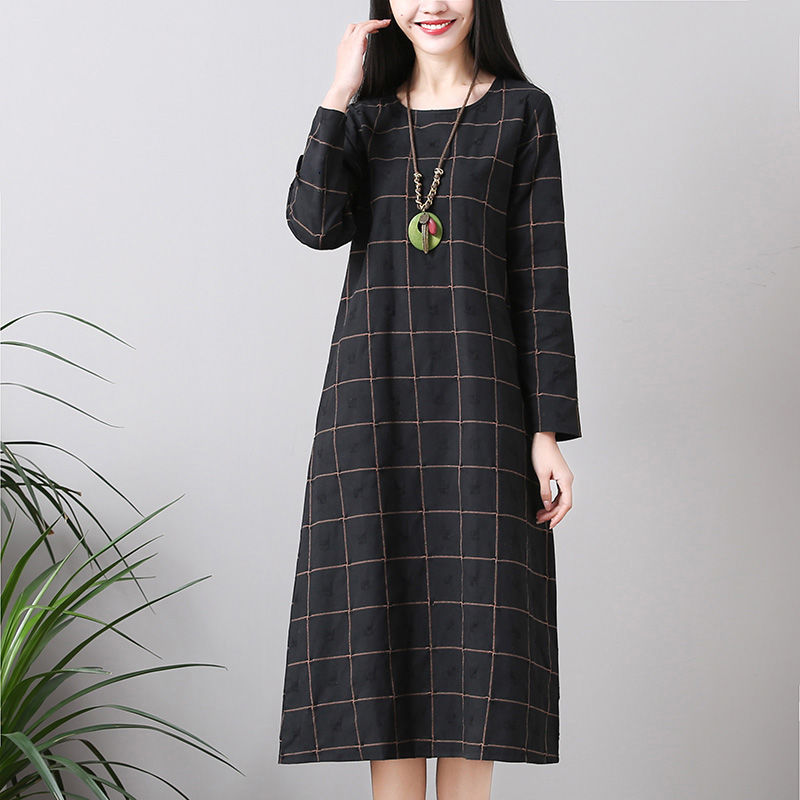 假如你不止51岁，要穿年轻点，棉麻秋裙+裸鞋，美得令人着迷