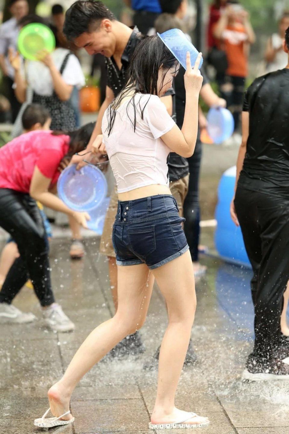 街拍泼水节湿透的大胸美腿少女