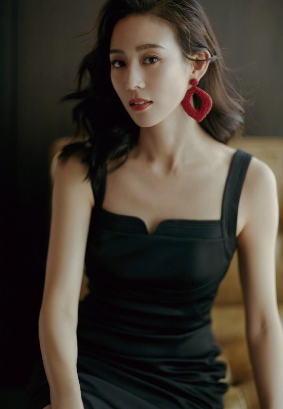 霍思燕被宠成18岁，迪丽热巴美人鱼本人，张钧宁一袭吊带惊艳众人