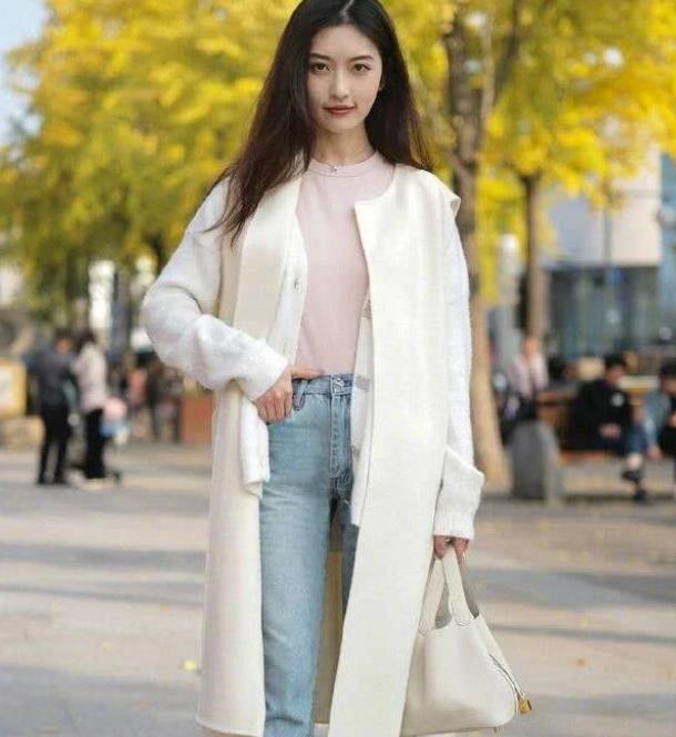  【女人味】街拍：肌若凝脂的美女，一条米黄色的连衣裙，时尚魅力女人味