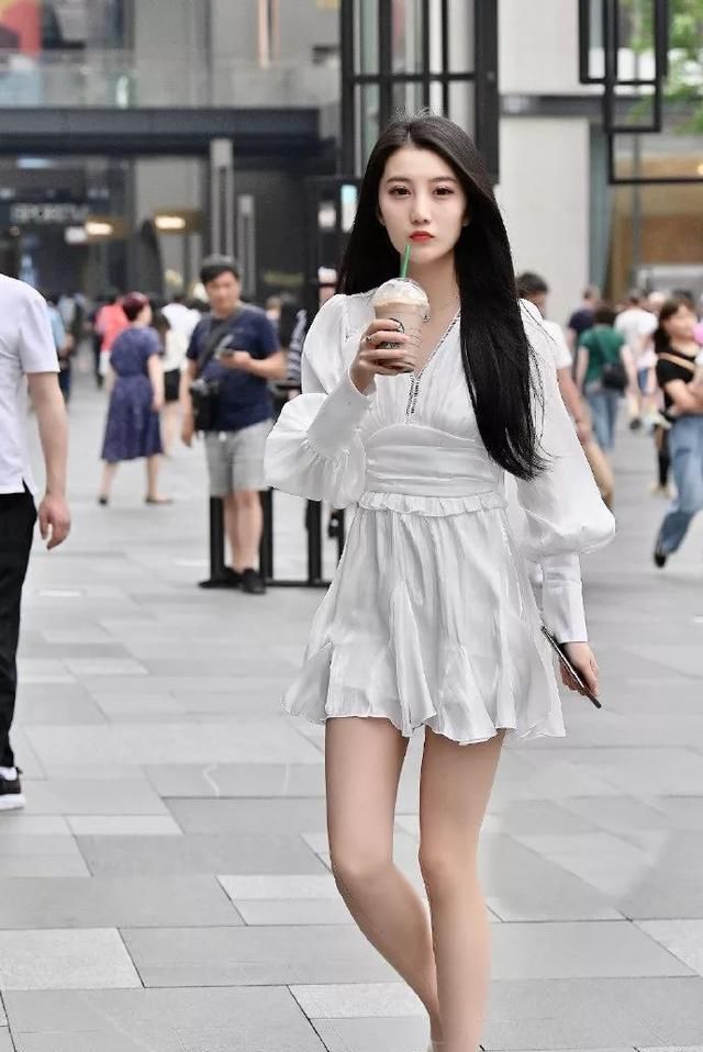 「女性」时尚高跟凉鞋穿搭,让女性显得高挑又有魅力