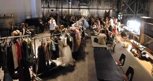 别只羡慕超模的风光无限,你根本不知道她们为了变美会受多少罪!