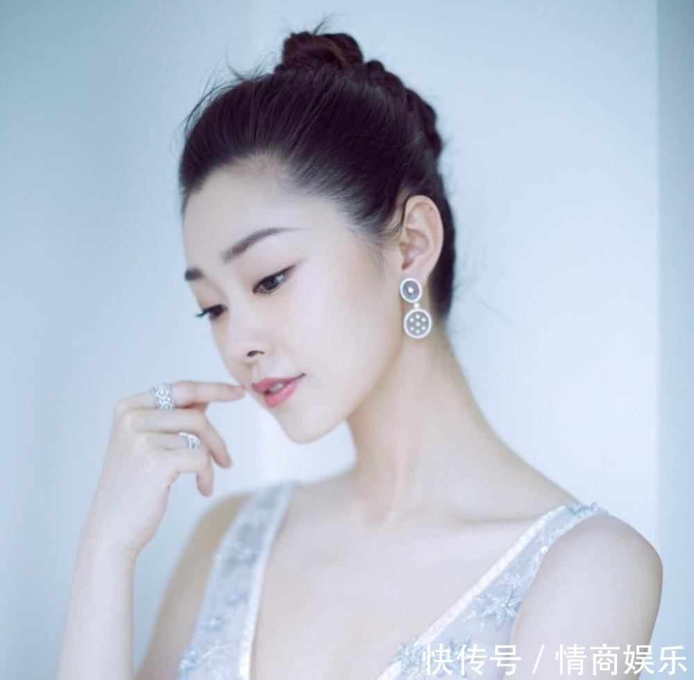 宋轶惊艳了! 深V领直接开到肚脐眼, 网友: 平胸也可以很性感!