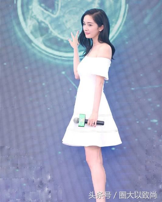 32岁杨幂和39岁殷桃，同穿一字肩裙，网友：真美腿和假美腿的差距