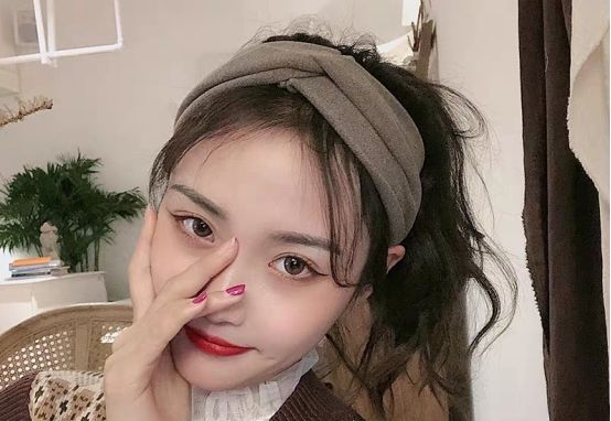  [把头发扎起]头发过于单调，看着不好看？那就快来尝试一下戴发带吧！