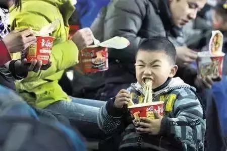 谣言还是真相？被吃下的泡面要在体内赖32天？！剧毒？！