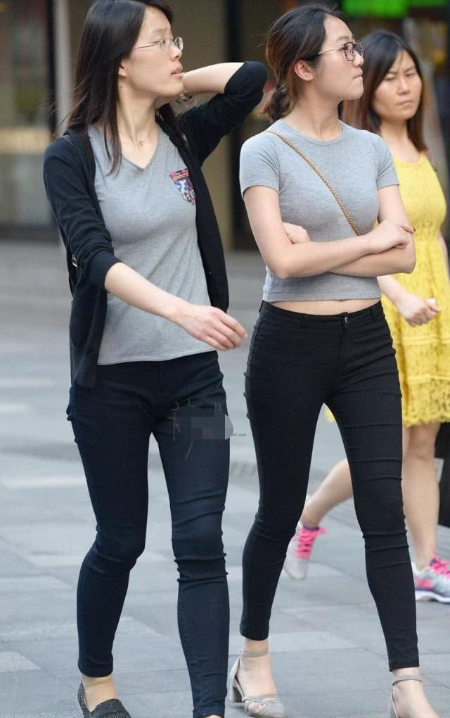 清纯女生黑色紧身裤,一身修身的装扮,尽显玲珑有致好身姿