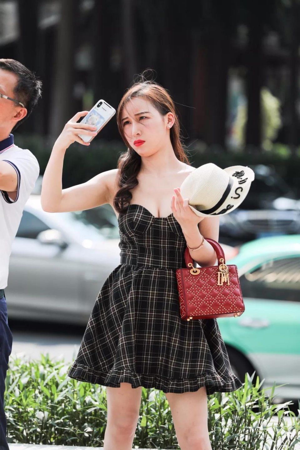 街拍：身材丰满肤色白皙的超性感俏丽美女