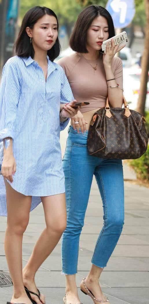 可爱美丽的小姐姐玩下衣失踪，纤细修长的美腿，让行人羡慕不已!