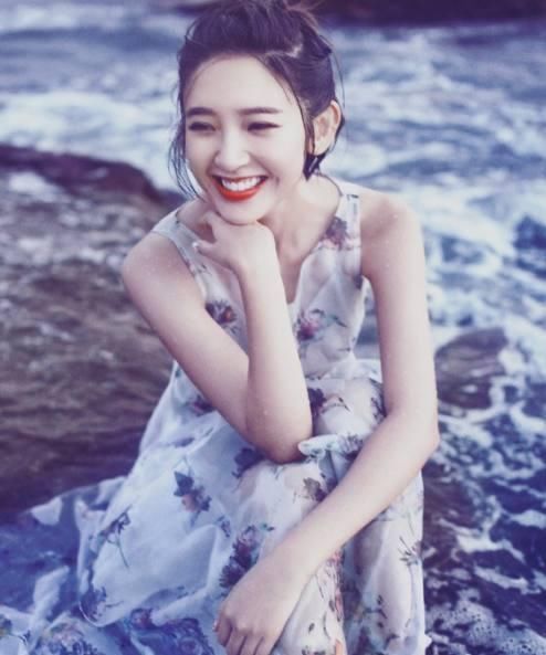 穿起长裙的唐艺昕，实在是太美了