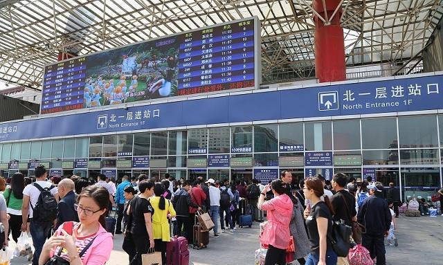 去火车站接人被逮，罚款1万5，滴滴司机坦言：辛苦3个月，白干了