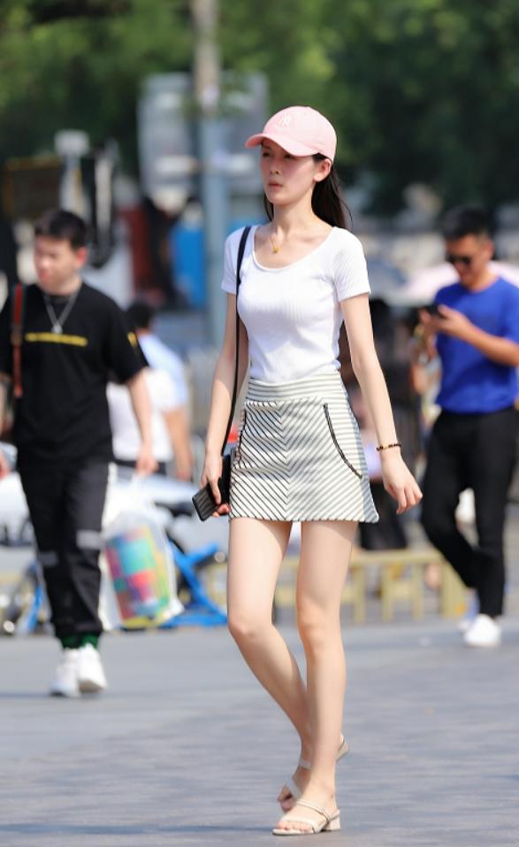 街拍美女：纯洁可爱气质出众，真是美如花！