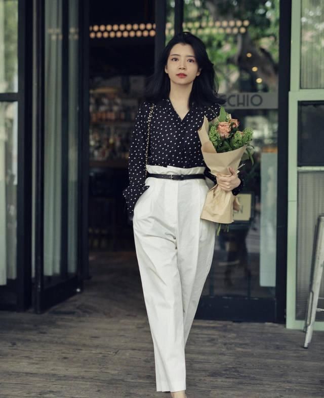  【阔腿裤】春天“女王时尚博主”穿衣搭配构思，波点衬衫配搭乳白色休闲裤子，显瘦又显高