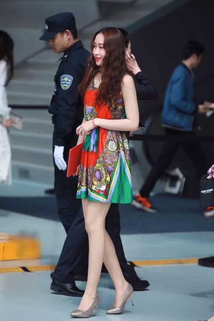 街拍美女:很有女人味的性感美女