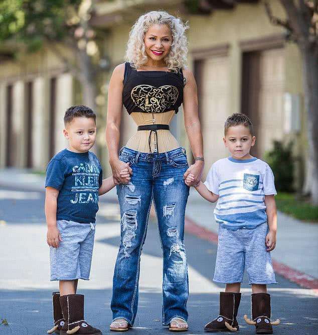 因怀孕身材走形, 女子坚持每天束腰, 现在她活脱脱一个“小腰精”