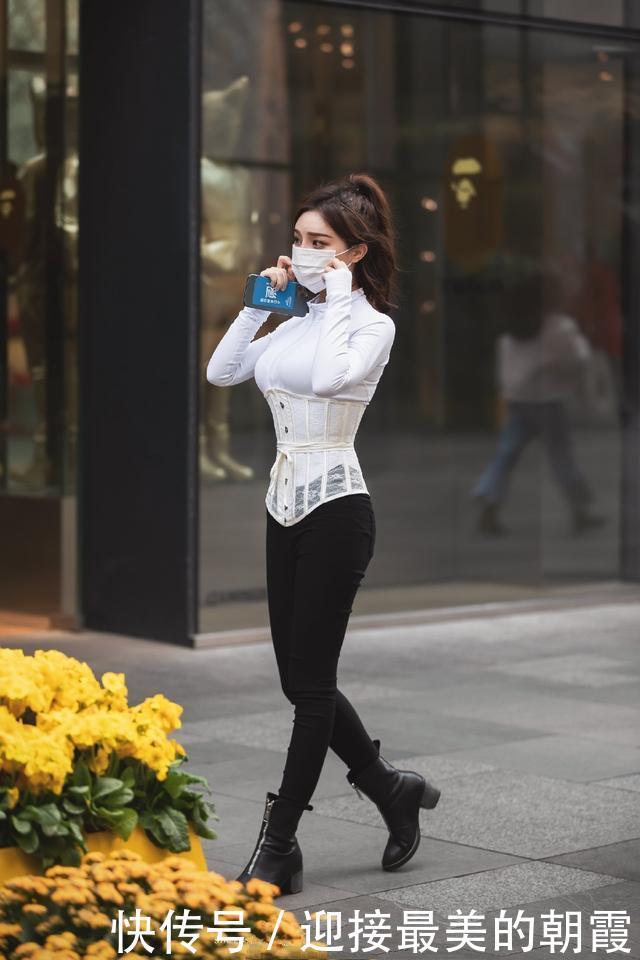  这件■拜托！别再穿圆领卫衣了，今年流行这件单品，省时省力又不费钱
